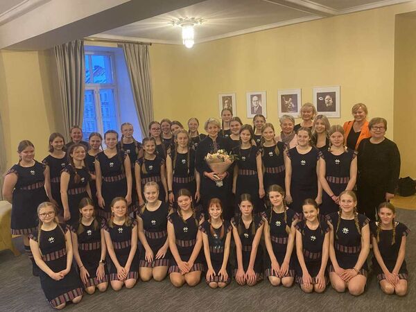 Kadi Härma, Keila Kooli tütarlastekoor ja väike osa Nõmme Õpetajate Naiskoorist.